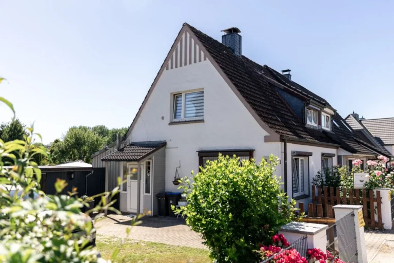 Frontansicht einer Doppelhaushälfte mit traumhaftem Garten in Eutin aus dem Verkaufsprospekt von Huss Immobilien