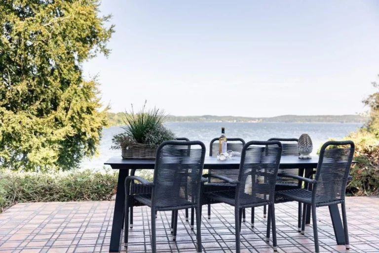Blick über die Terrasse eines Hauses in Malente auf den Kellersee